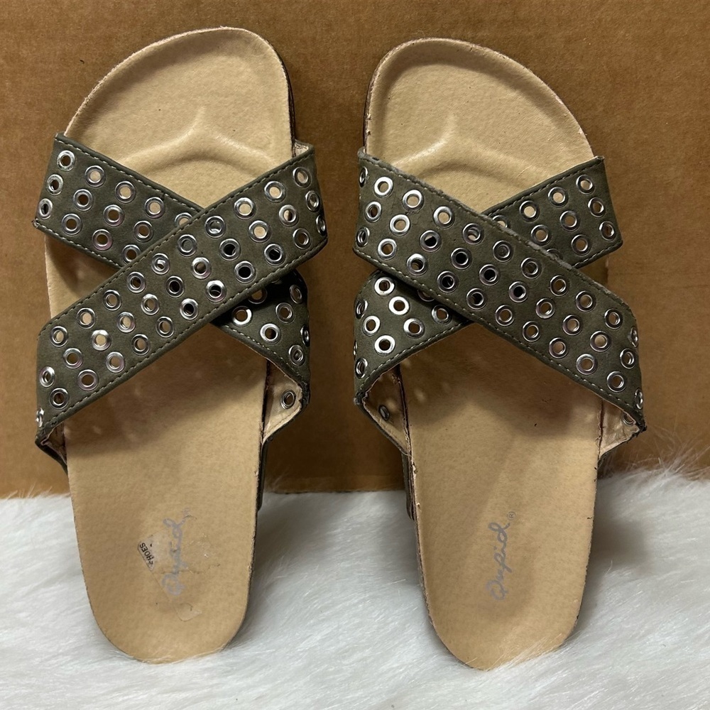 QUPID SIZE 8 KHAKI GROMMET  CRISS CROSS MOLDED FOOT SLIP ON SANDALS